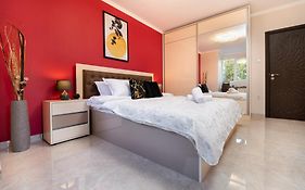 Modern & Elegant City Center Apartments